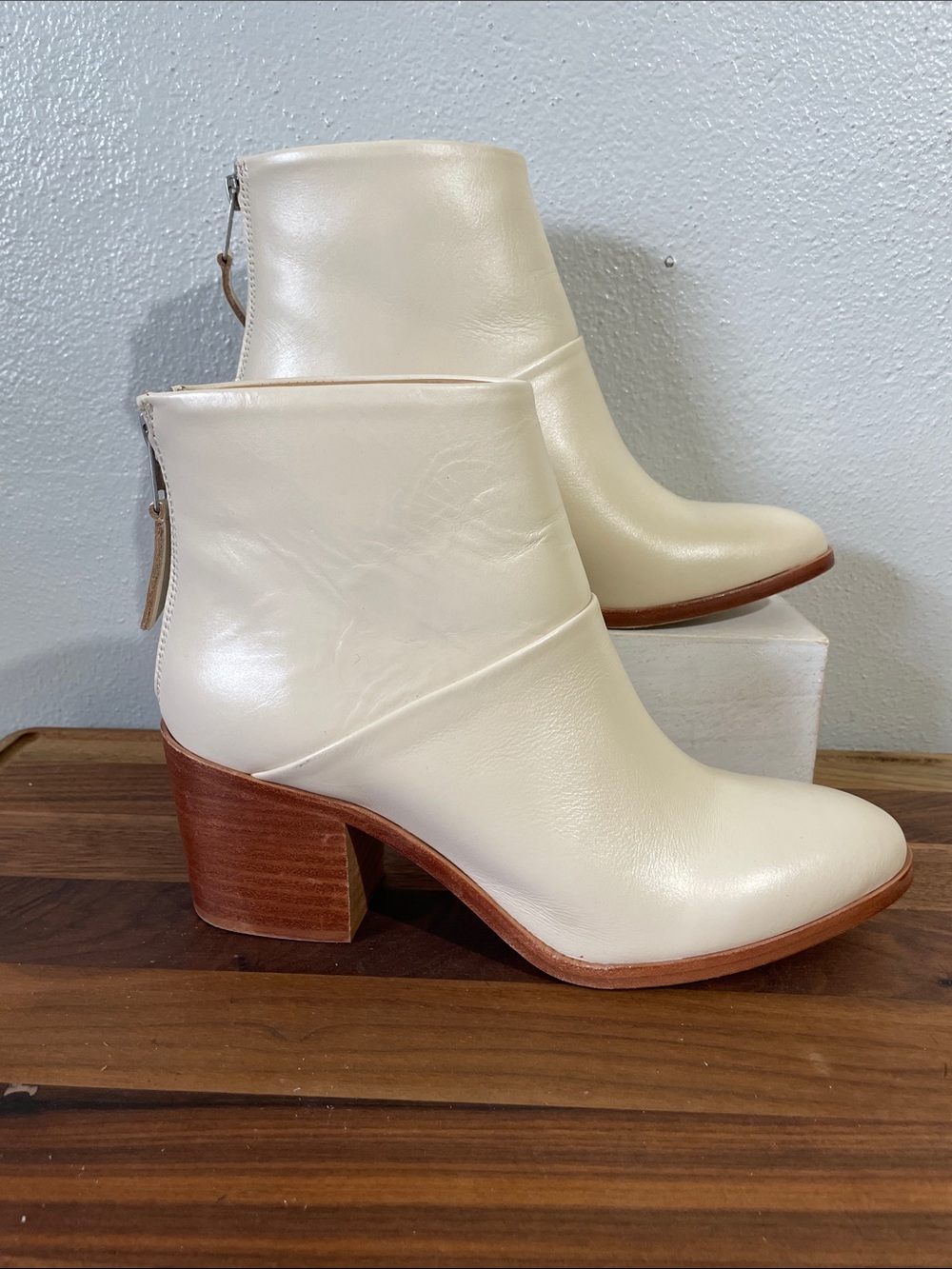 Nisolo Leather Side Zip Ankle Boots Stacked Heel Cream 8.5 Classic Modern Luxe